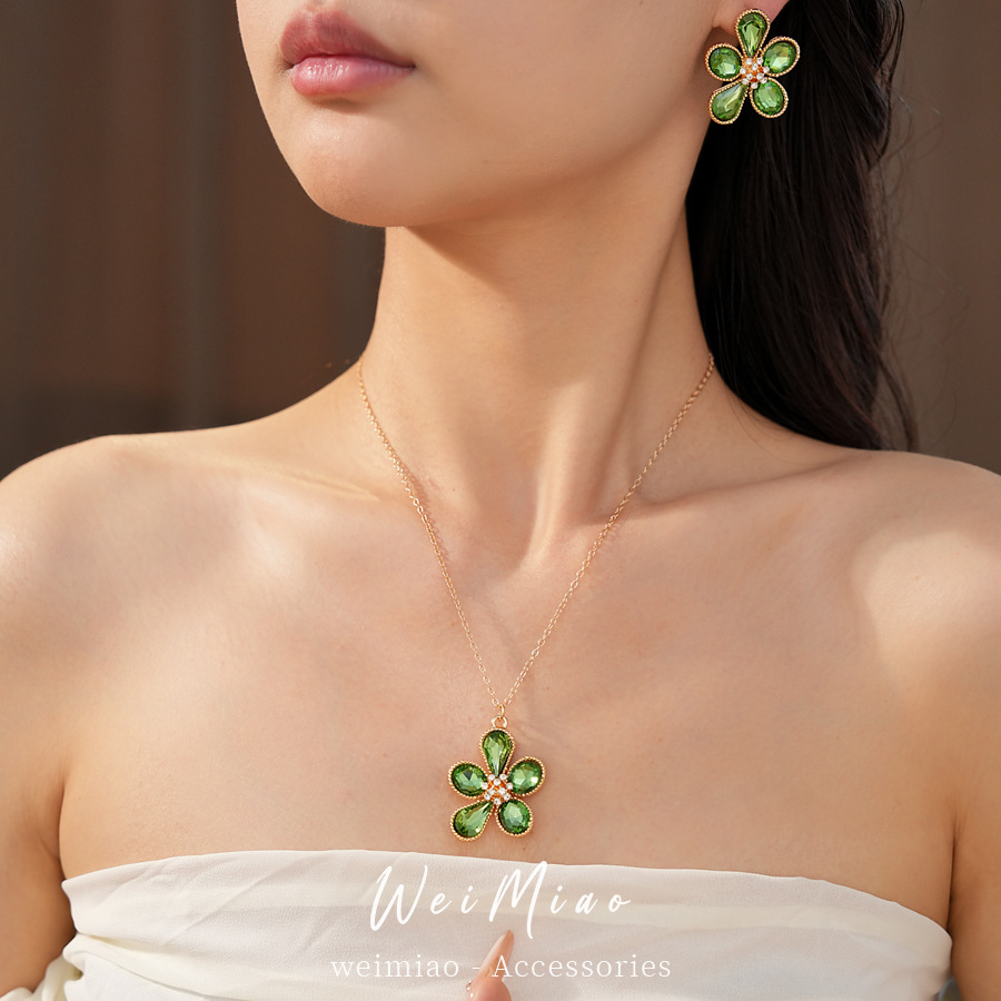 Collar verde de flores de diamante ligero de lujo nicho collar de clavícula de alta calidad temperamento conjunto de joyería de moda mujer