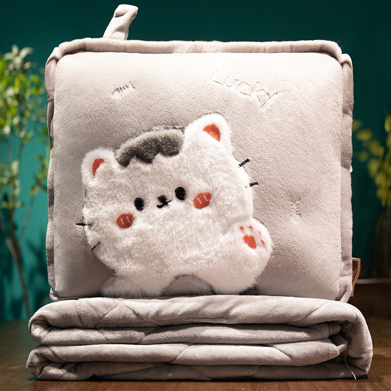 벨벳과 두꺼운 흰색 고양이