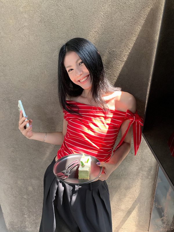 [9hour] ギャル風斜め肩ストラップストライプtシャツ女性2025夏のおしゃれな不規則な上着女性2070|undefined