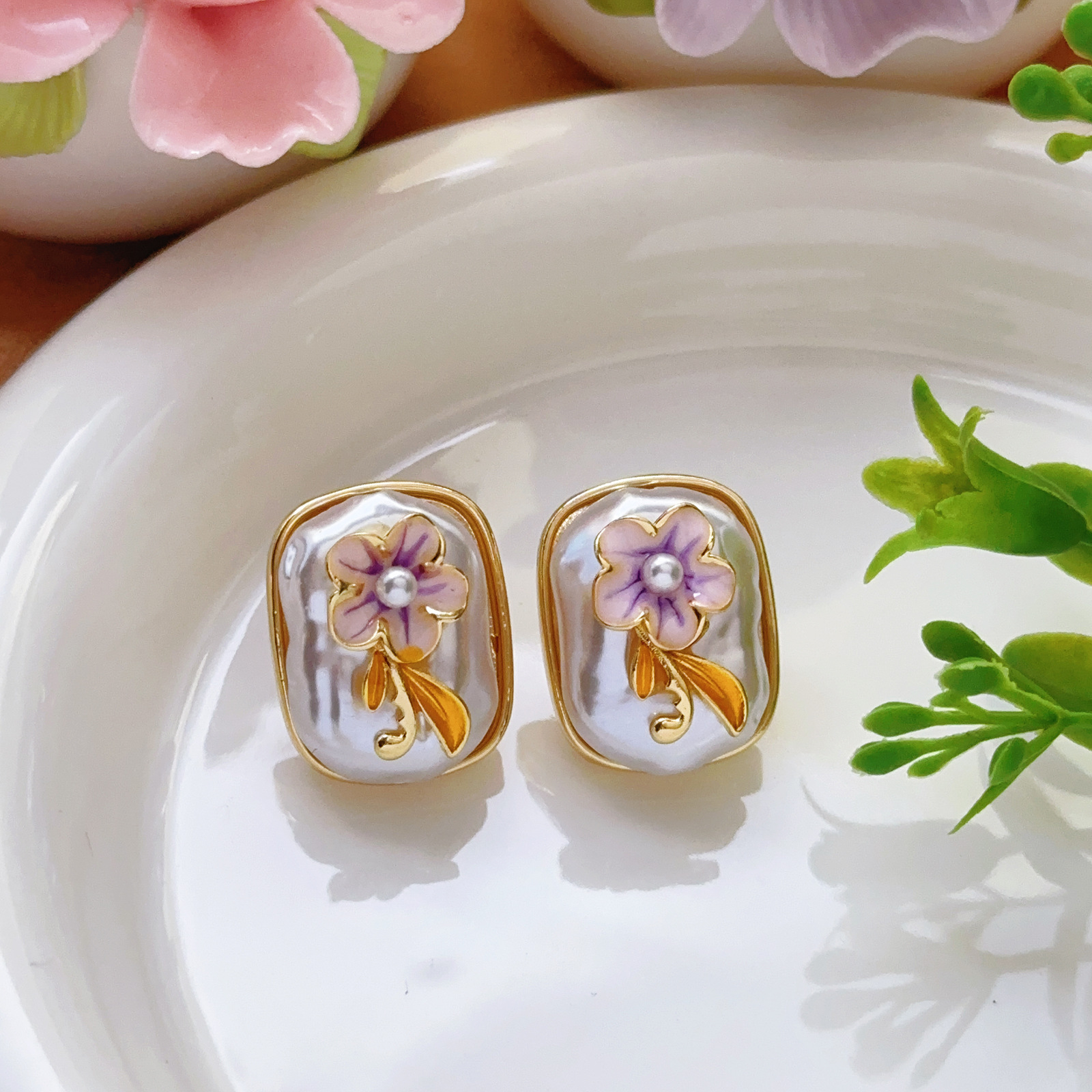 Pendientes de perlas Zhuji, temperamento blanco francés, pendientes antiguos, desplazamientos diarios, lujo ligero, joyería de orejas de alta gama al por mayor