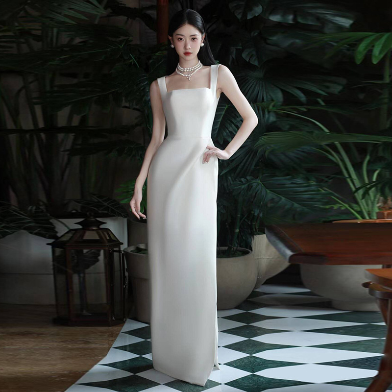 Vestido de noiva leve com acabamento em cetim, toque sofisticado, sem alças, luxo discreto, simples e elegante, ideal para..._voghion.com
