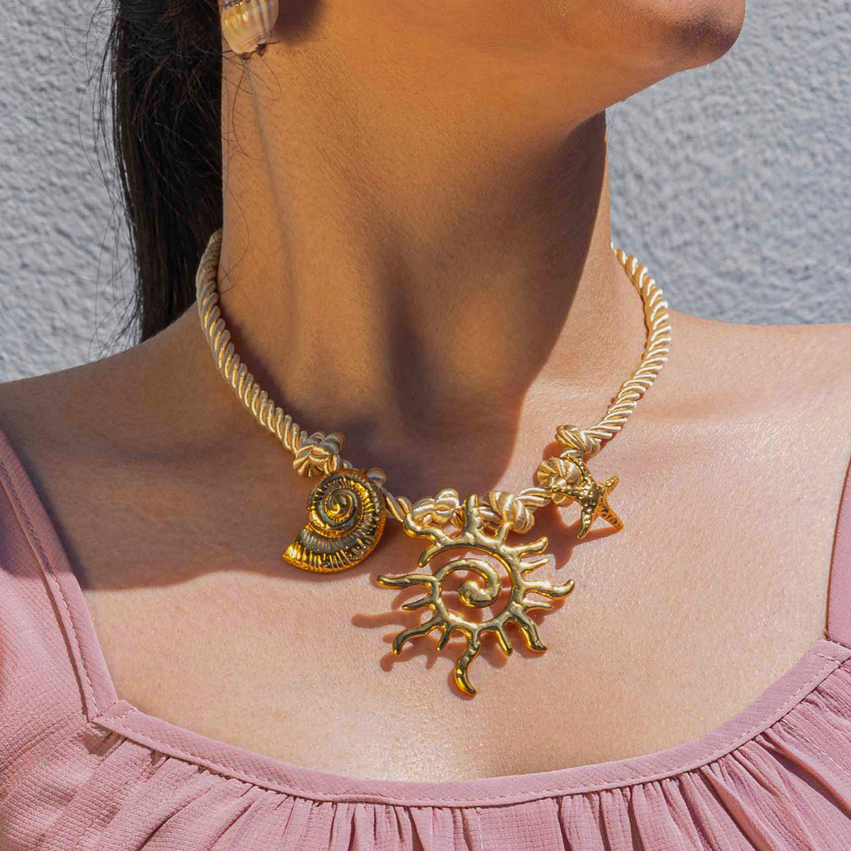 Taina acero inoxidable no se desvanece en Europa y América vacaciones marinas de viento conchas trenzadas collar de cuerda cruzada venta al por mayor caliente