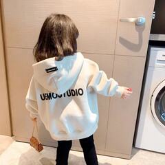 女の子のスウェット2023秋冬服の新型の洋風に合わせて子供のアルファベットのプリントの長袖のカジュアルな帽子の上着のファッション