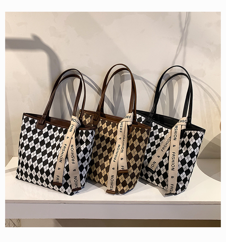 Autumn And Winter Large Capacity Casual Checkerboard Lattice Single Shoulder Bag display picture 5