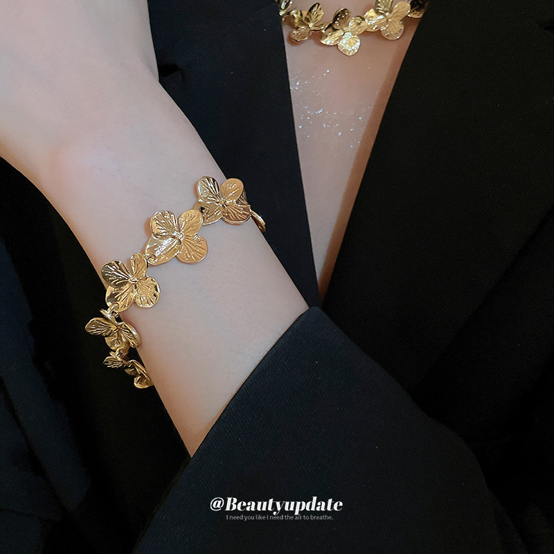 Nuevo estilo transfronterizo de costura flor aretes pulsera collar conjunto de lujo ligero viento frío cadena de clavícula moda joyería de todo fósforo