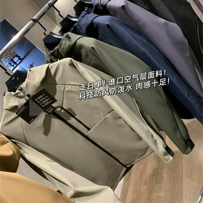 Тот же стиль! Оригинальная модель 1K8+! Мягкая ветрозащитная и водоотталкивающая куртка с флисовой подкладкой, теплая, с капюшоном, модная куртка-бомбер.