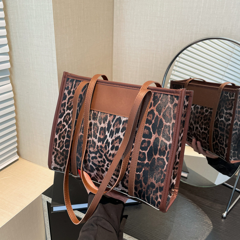 La moda de este año con estampado de leopardo de gran capacidad 2024 nueva tendencia casual de otoño bolso de mensajero de un solo hombro suave