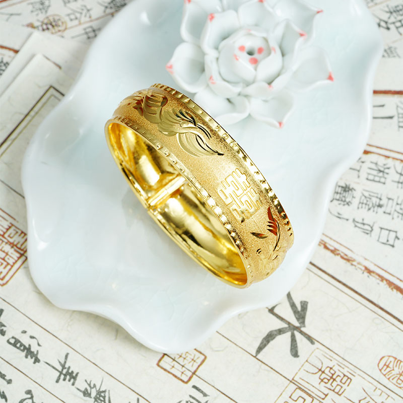 Boda imitación oro palabra feliz textura dragón fénix hebilla de cara ancha método antiguo arena pulsera de oro mujer durante mucho tiempo no se desvanece fabricante de joyas