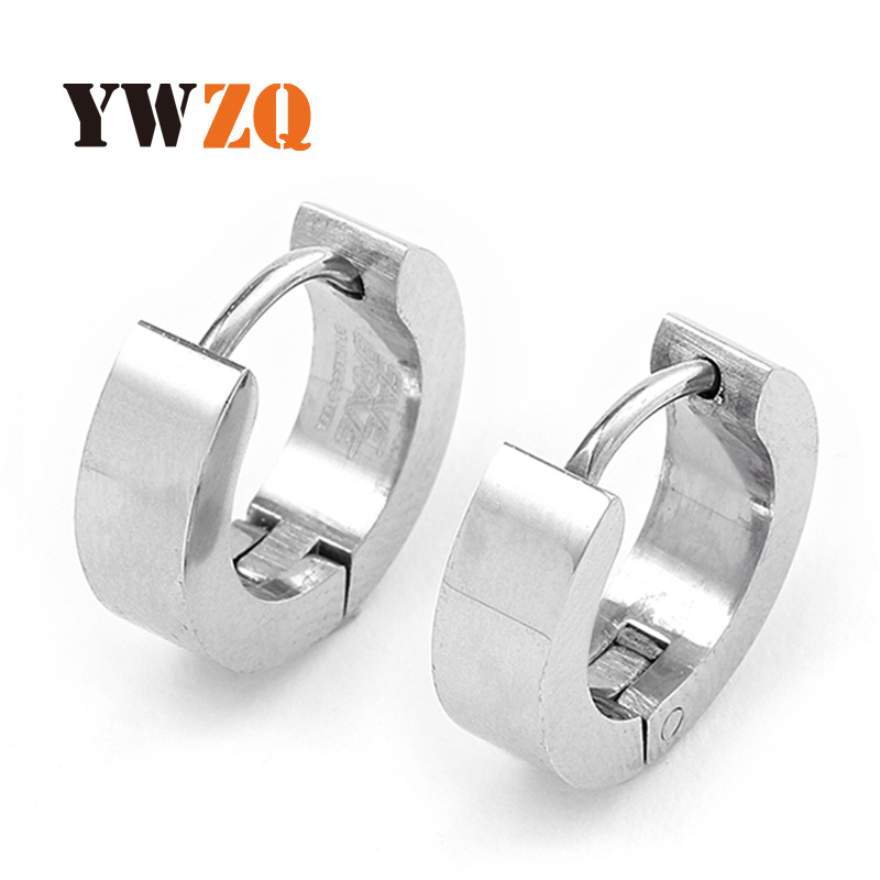 Joyería de acero inoxidable simple anillo brillante diario todo partido titanio acero hebilla pendientes unisex nicho estilo