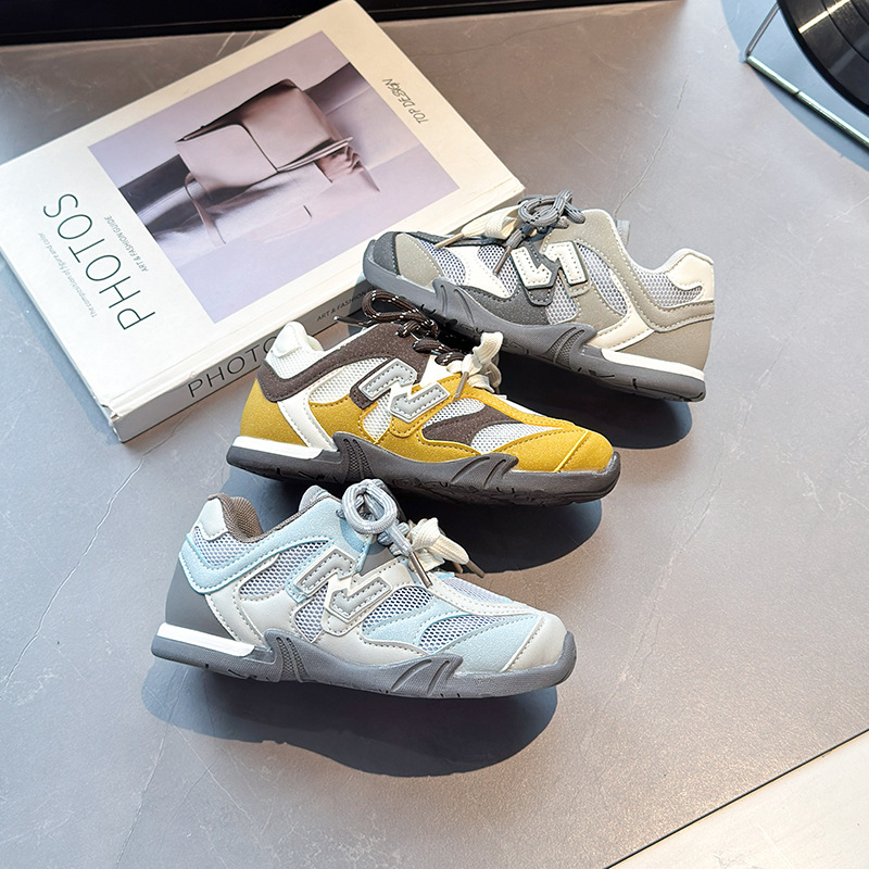 Zapatos deportivos de color para niños 2025 otoño nuevo estilo coreano de zapatos de entrenamiento de estilo antideslizante suave zapatos de carrera transpirables