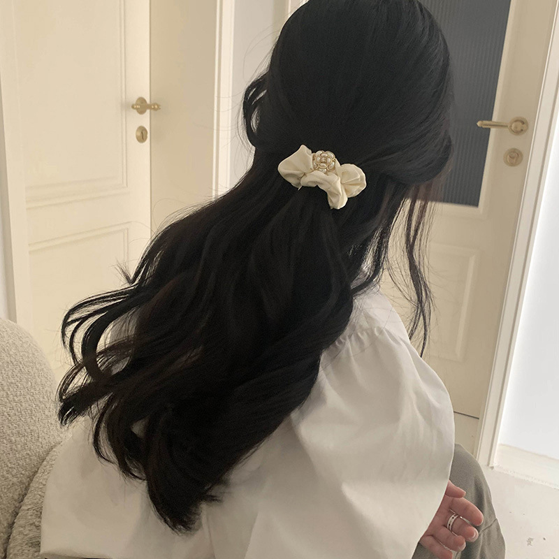 Chouchou en satin avec perles et pince à cheveux élégante_voghion.com