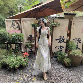 法式V领小飞袖绿色碎花连衣裙夏季温柔气质收腰显瘦鱼尾雪纺长裙
