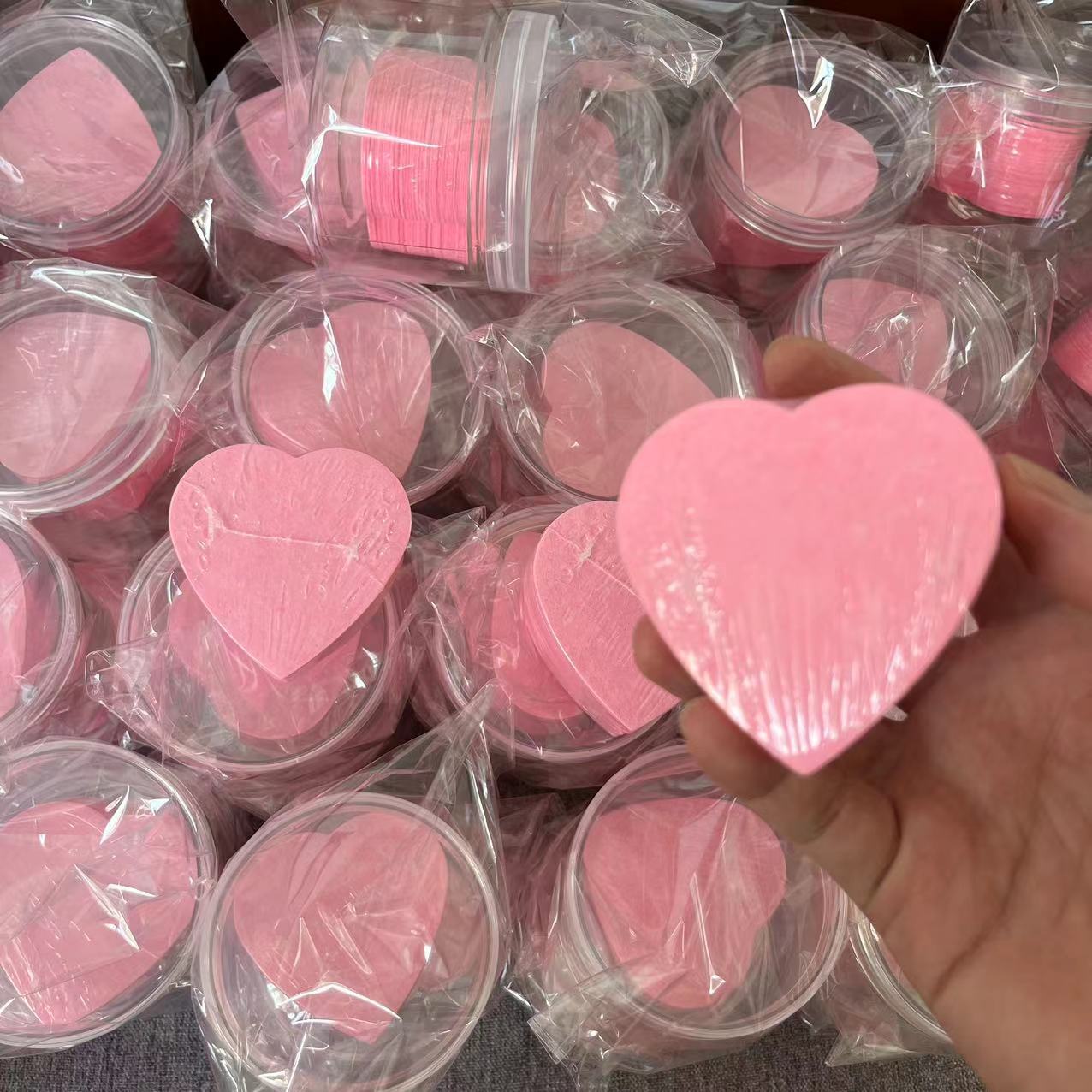 Transfronteriza venta caliente amor en forma de corazón comprimido pulpa de madera de algodón lavado de cara puff fibra esponja polvo puff rosa pieza comprimida cara limpieza puff