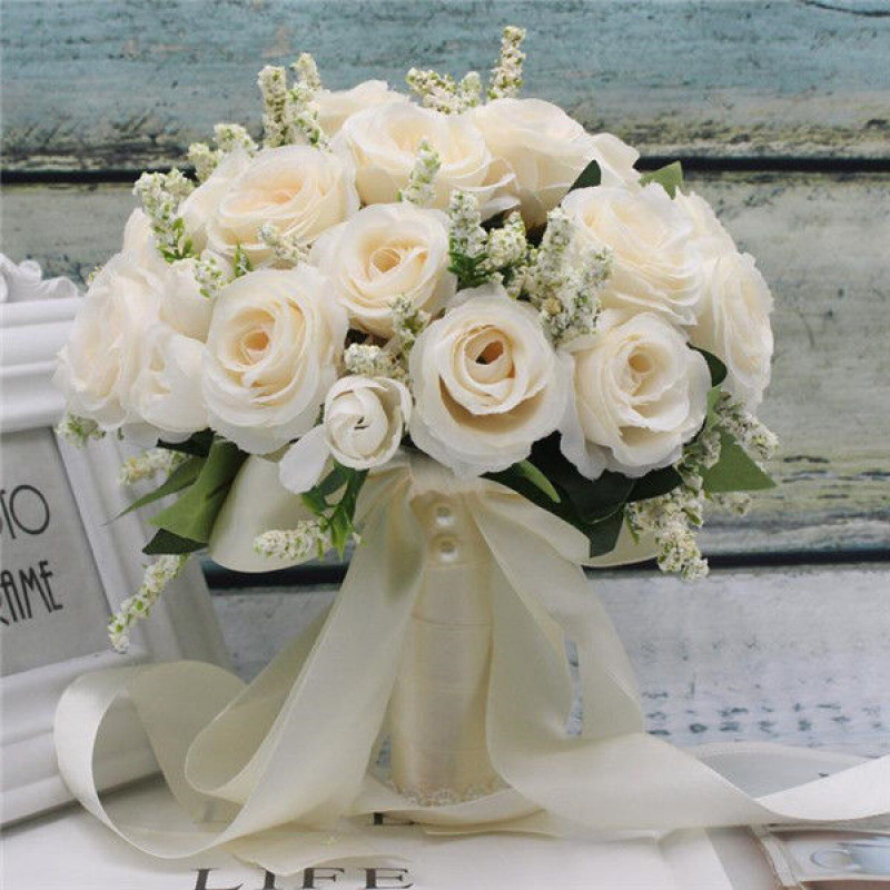 手に花を持つ新婦の韓国式結婚式の領収書のシミュレーションの花束の森系のウェディングドレスの撮影の道具の手に花をささげます。|undefined