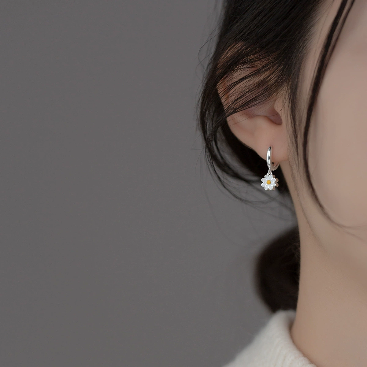Brand sophisticated earrings, flowered
