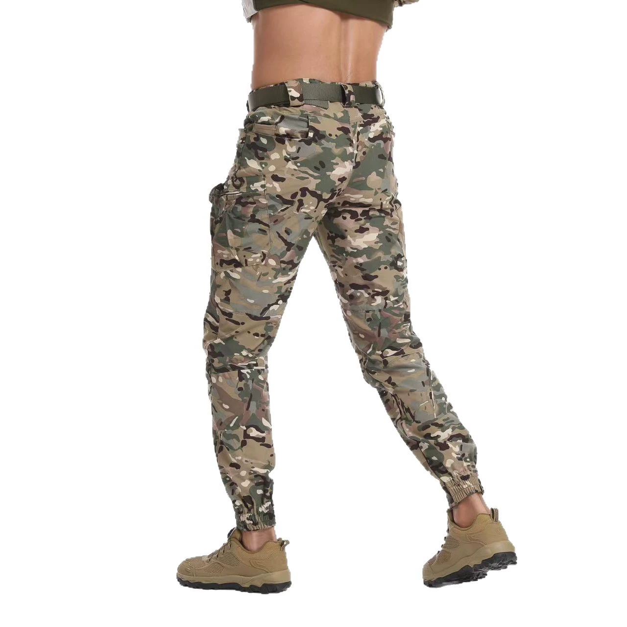 Modelo usando los pantalones en ruta de montaña