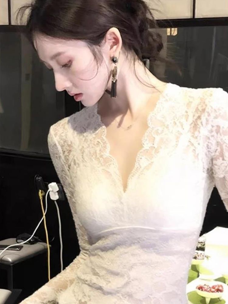 Áo len nữ cổ V ren tay loe chất liệu cotton phối ren — trắng