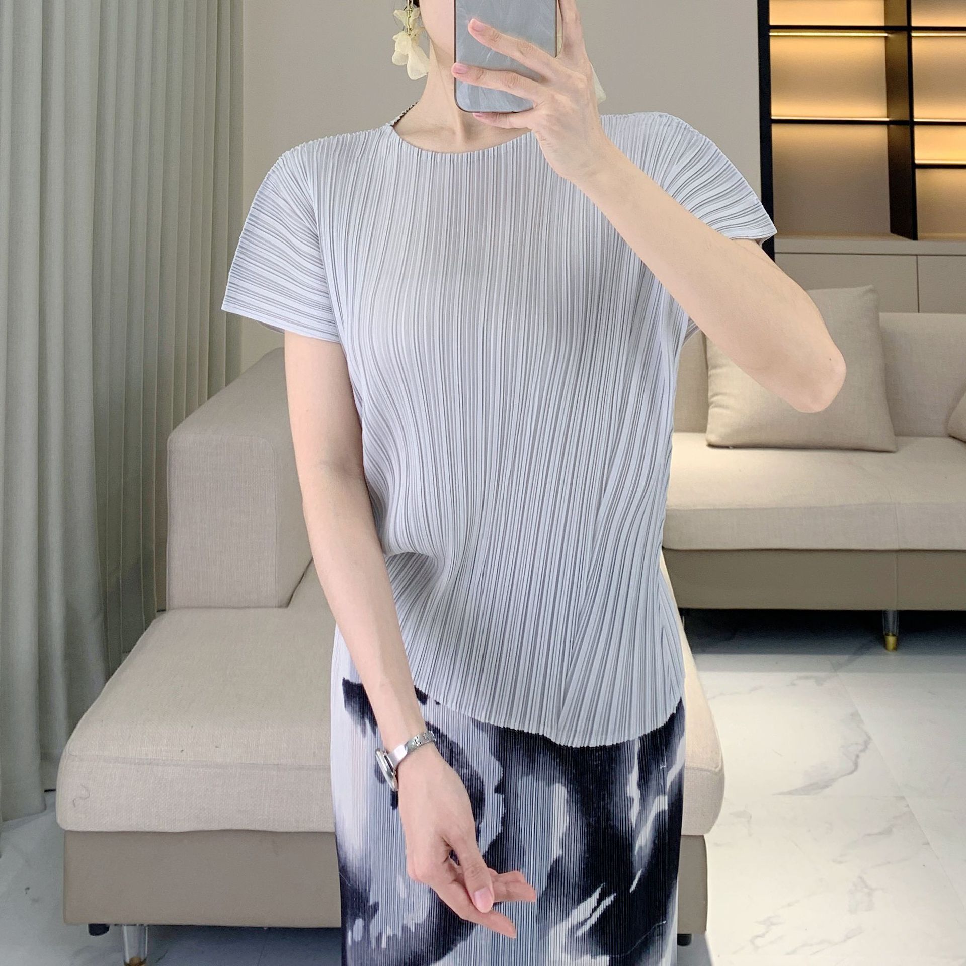 Summer fashionable solid elegant light and thin T-shirt with a round…