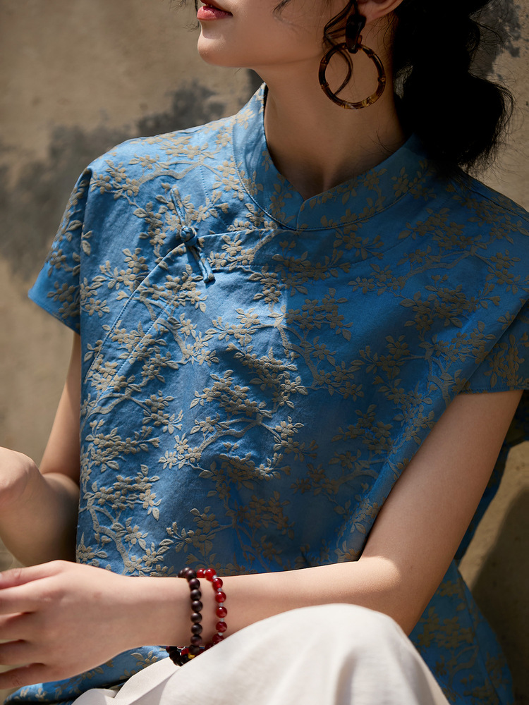 Áo kiểu nữ hè phong cách Trung Hoa, chất liệu jacquard hoa văn nổi, tay ngắn — màu xanh
