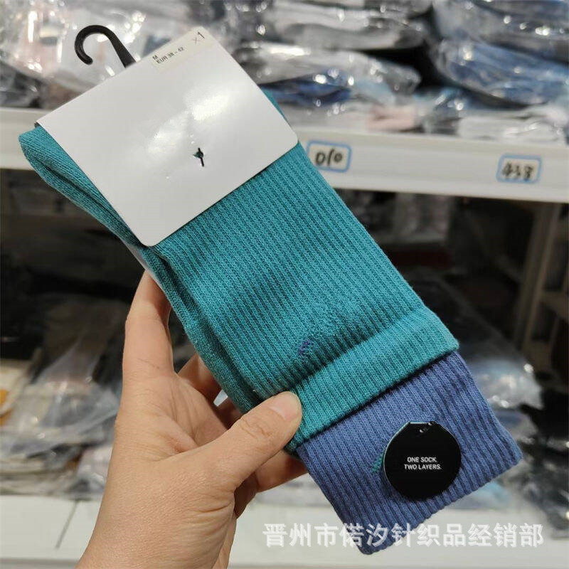 2023新品の偽の2つのつなぎ合わせのスポーツの靴下の中で筒の高い筒の男女の同項のマカロンカラーの厚いタオルの底