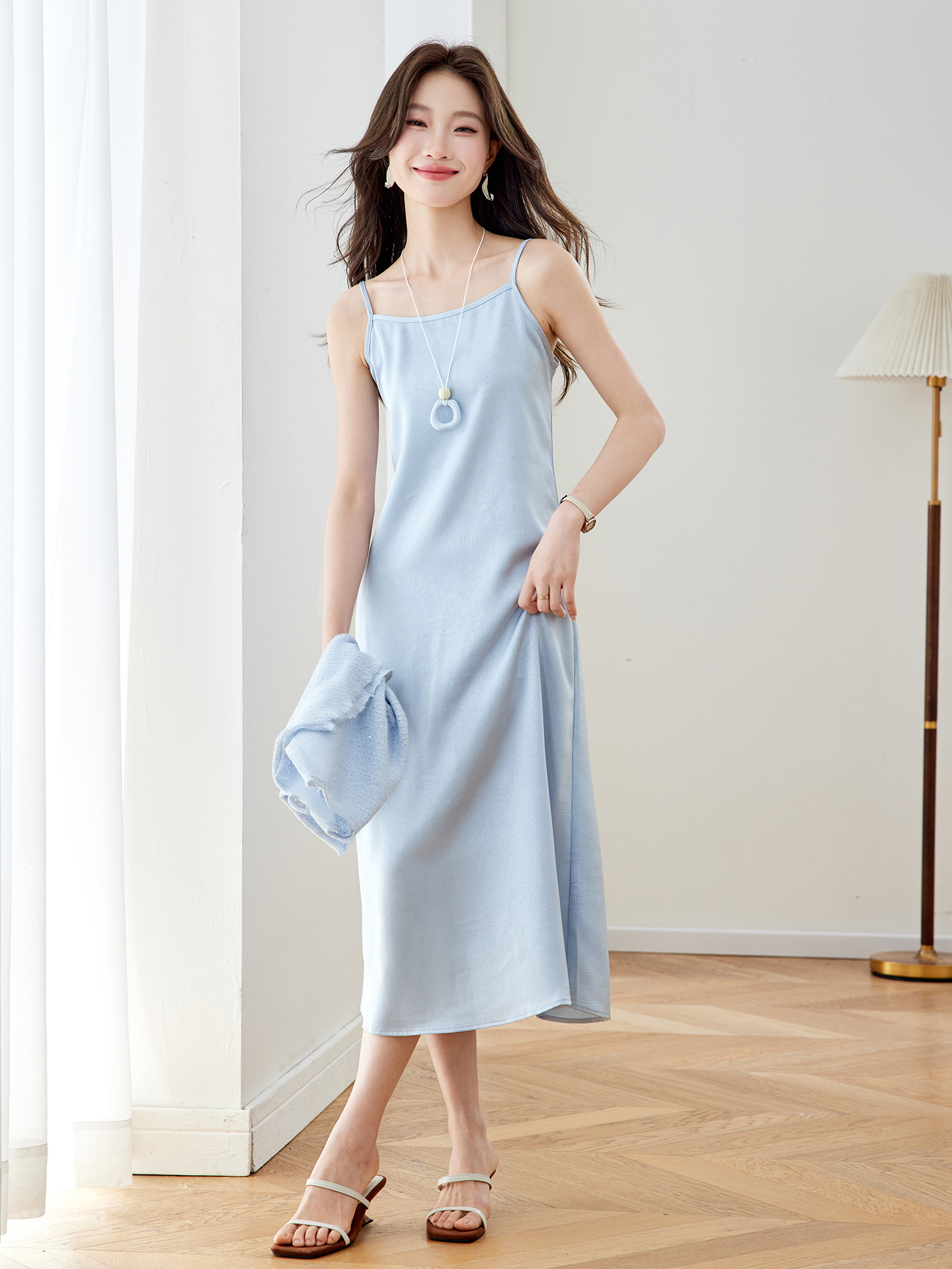 Bộ đầm maxi nữ hai mảnh gồm váy dài và áo khoác ngoài mỏng, phối dây mảnh, thiết kế suông nhẹ tôn dáng — xanh lam