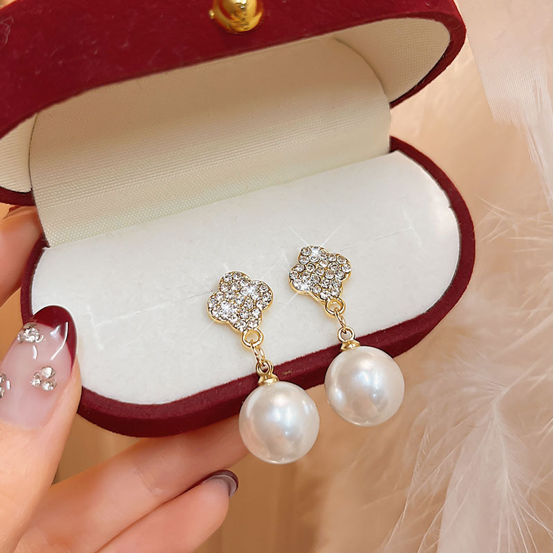 高級な真似のバロックは真珠のイヤリングをまねます。