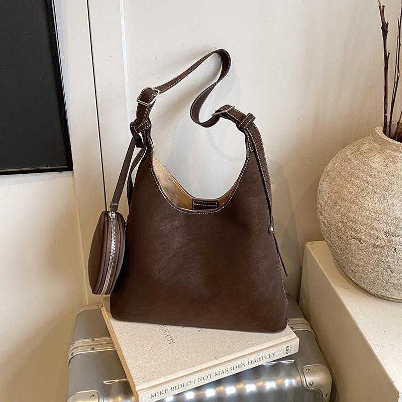 Bolso relajado coreano de cuero suave retrógrado para mujeres bolso de cubo de gran capacidad 2025 nuevo hombro bajo la braza bolso mochila