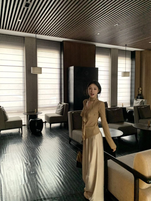 松弛系设计感飘带V领长袖T恤女2025秋季新款修身显瘦小众chic上衣|undefined