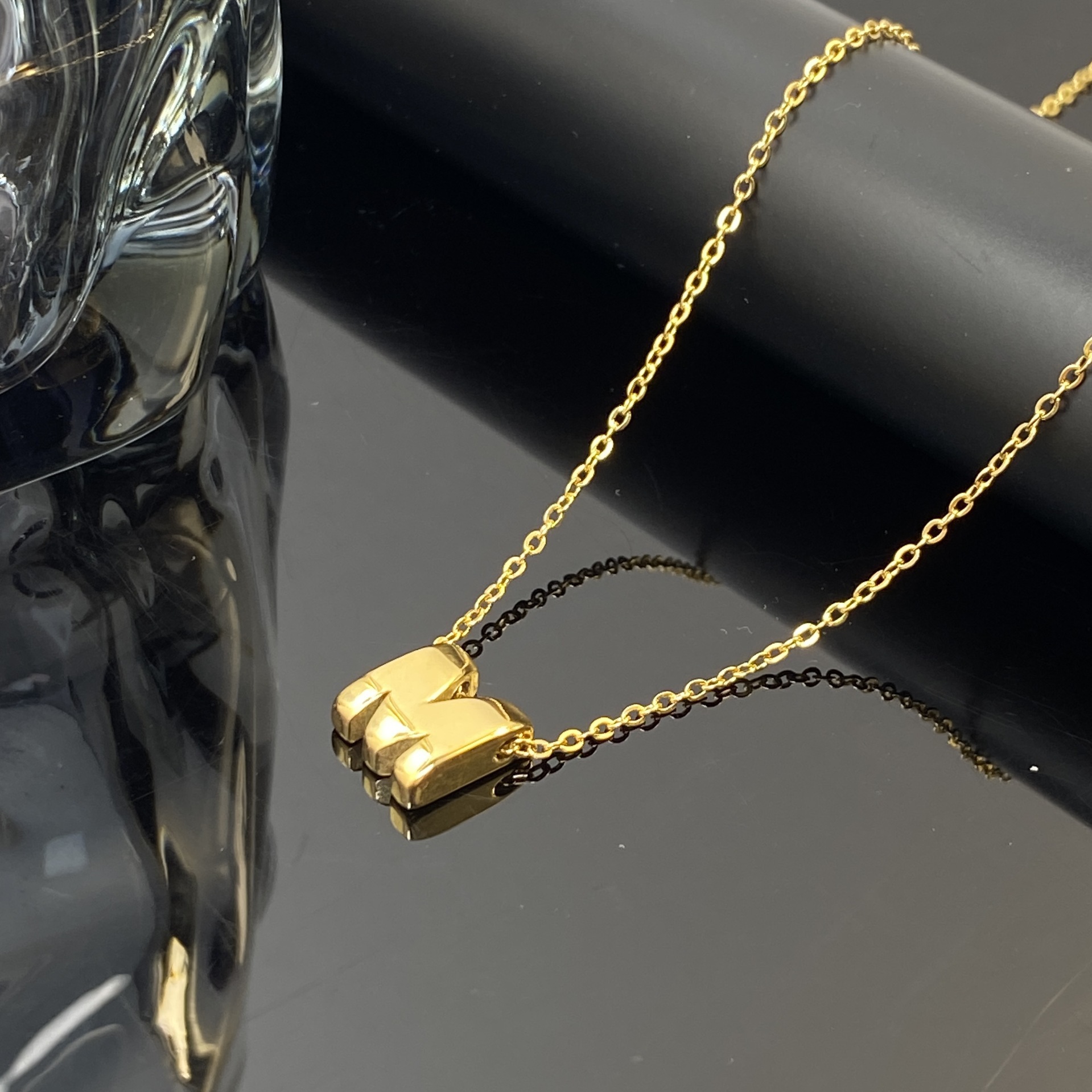 Transfronterizo nuevo alto sentido M letra no decolor collar de acero de titanio FASHION moda de lujo ligero explosión hueso de serpiente