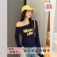 现货实拍韩系高级秋季字母印花斜肩女露肩收腰显瘦长袖假两件上衣