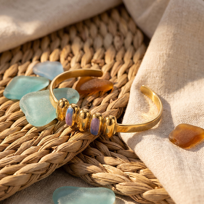 Tina Europa y los Estados Unidos transfronterizos de acero inoxidable 18k pulsera de oro de nicho de alto nivel abierto pulsera de acero de titanio joyas al por mayor