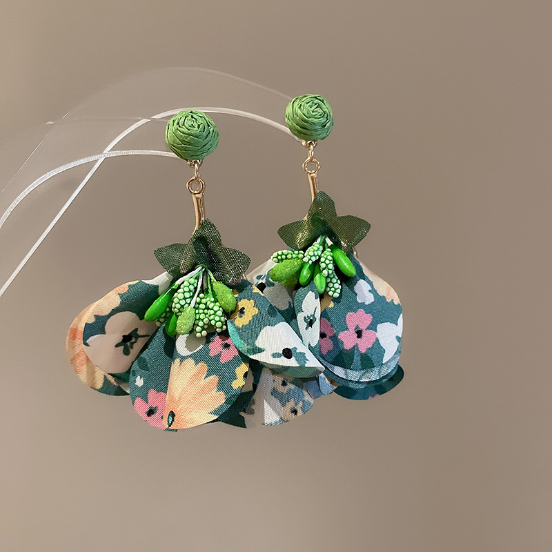 Pendientes de borla de flores de tela de rafio Pendientes de temperamento de estilo de vacaciones junto al mar Pendientes de lujo ligero de nicho para mujer