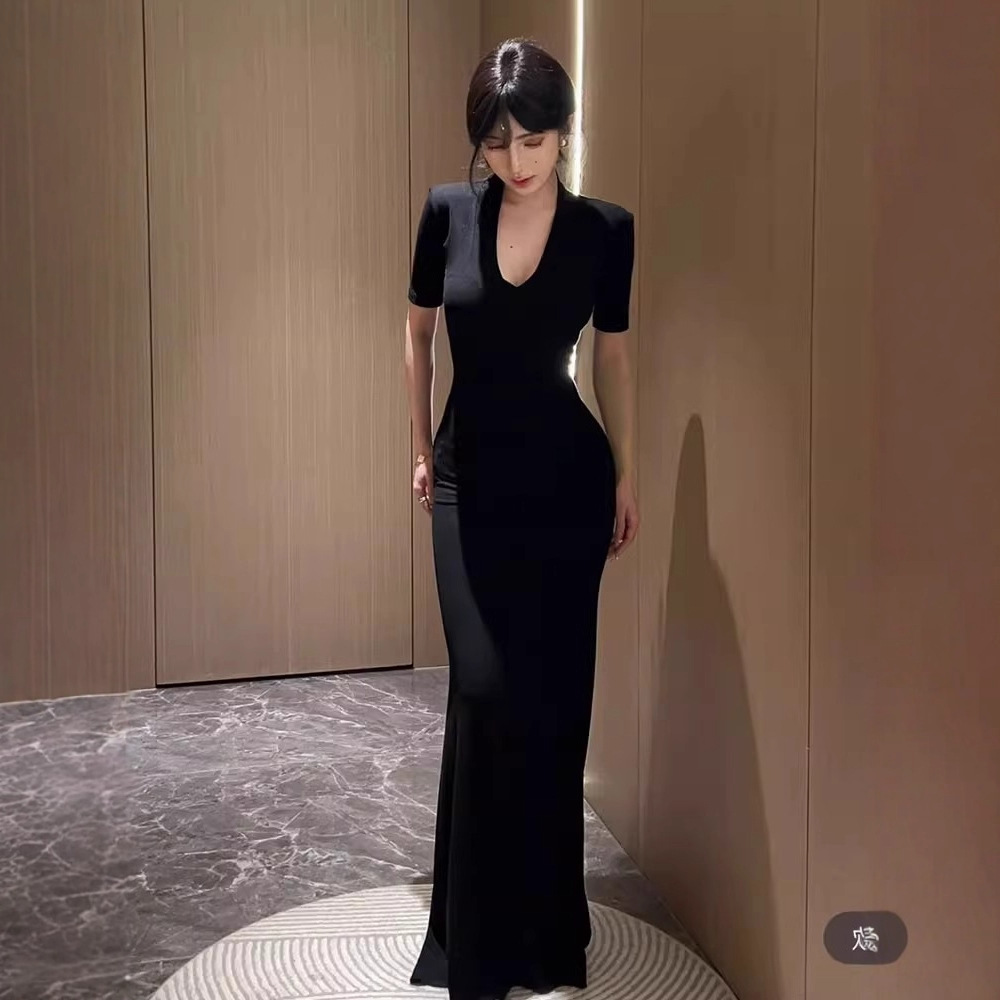 Pure and sexy high-end V-neck short-sleeved dress for women, 2025 summer new style, slim fit and hip-hugging long skirt