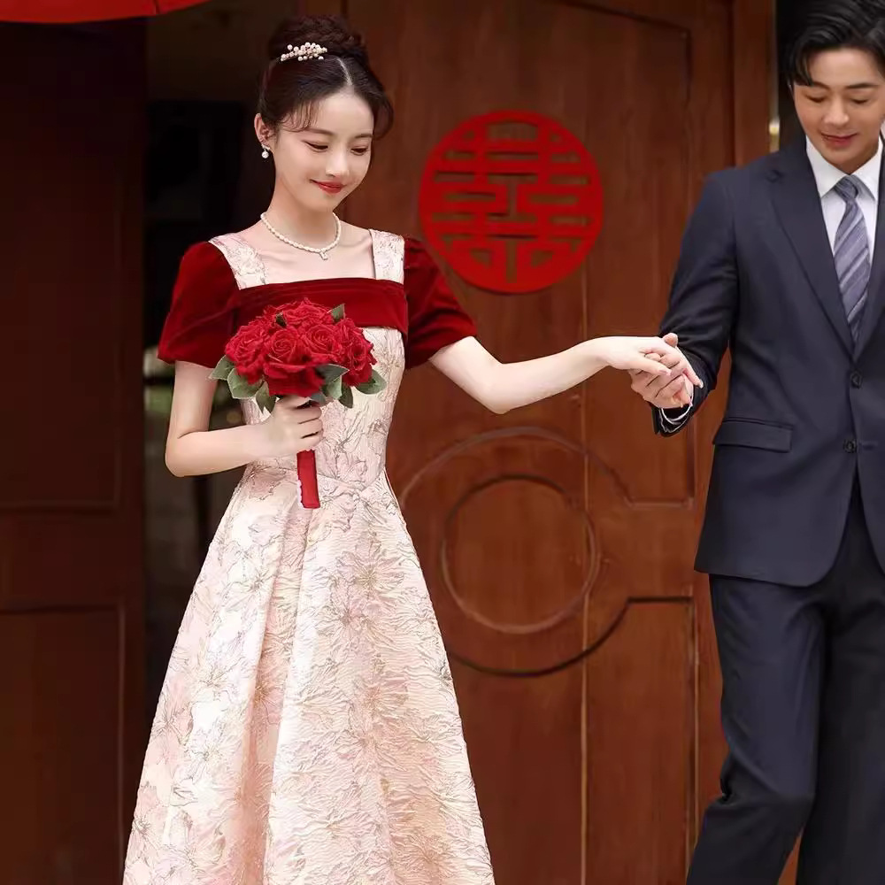 Vestido de novia estilo francés, nuevo estilo 2026, vestido de compromiso color rojo vino, satén estampado, favorecedor para la tez, para la ceremonia de regreso a casa.