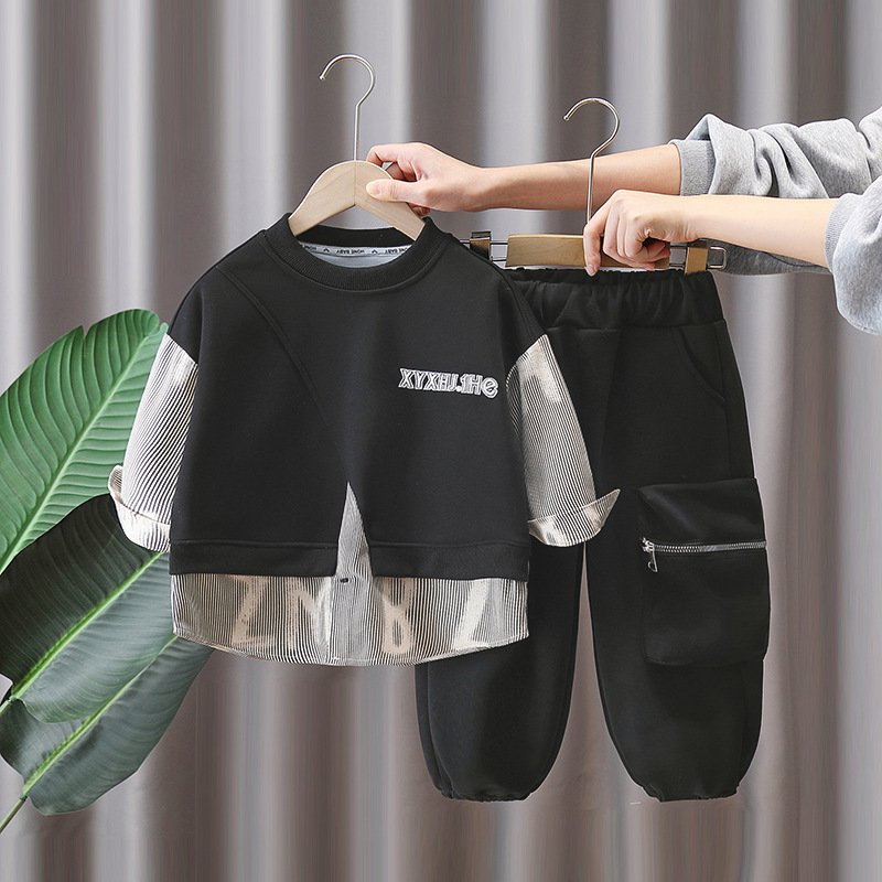 7086 Traje de primavera para niños Traje de dos piezas de ropa falsa a rayas de costura para niños de estilo occidental Traje de dos piezas de moda rojo neto de primavera y otoño