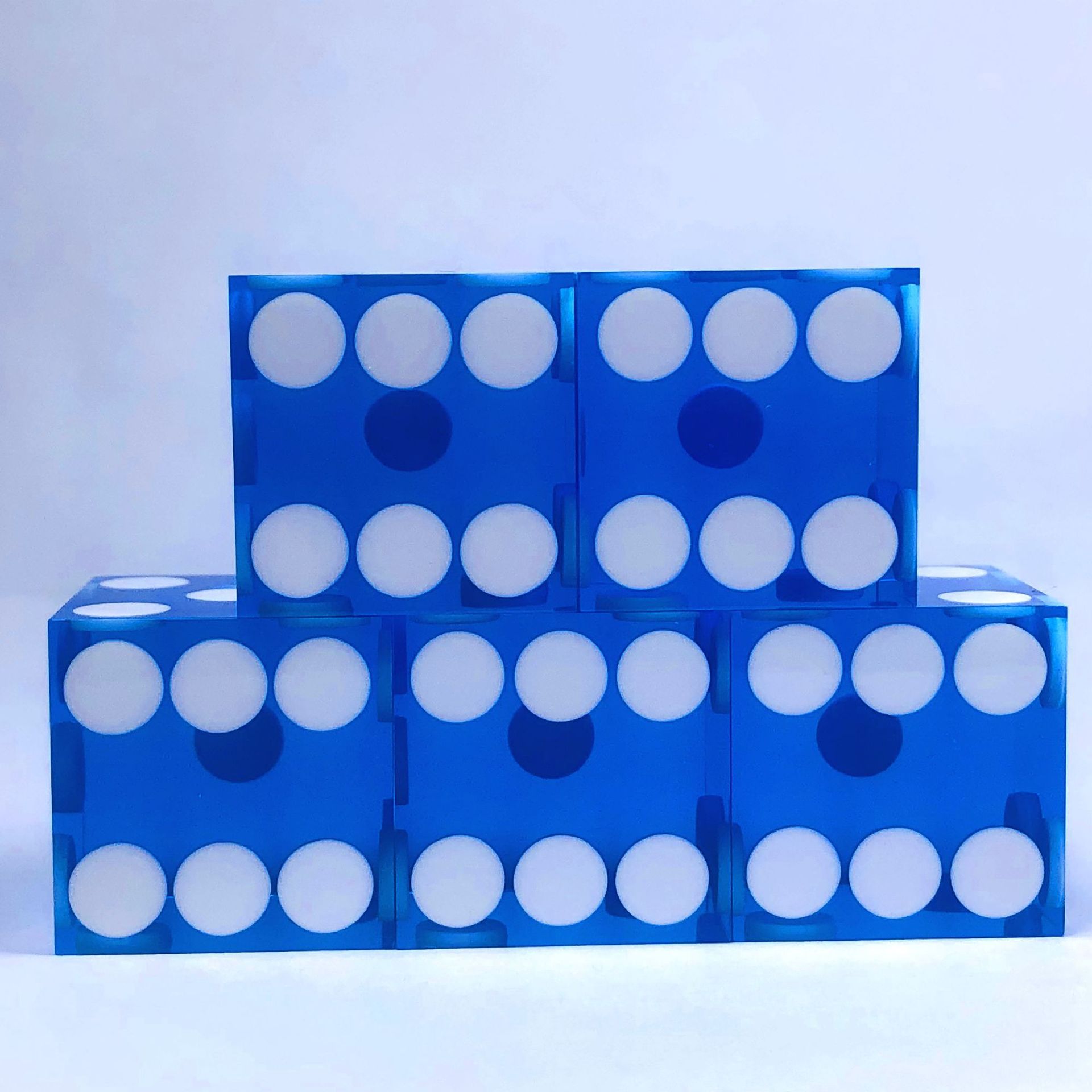 Puntos azules y blancos transparentes