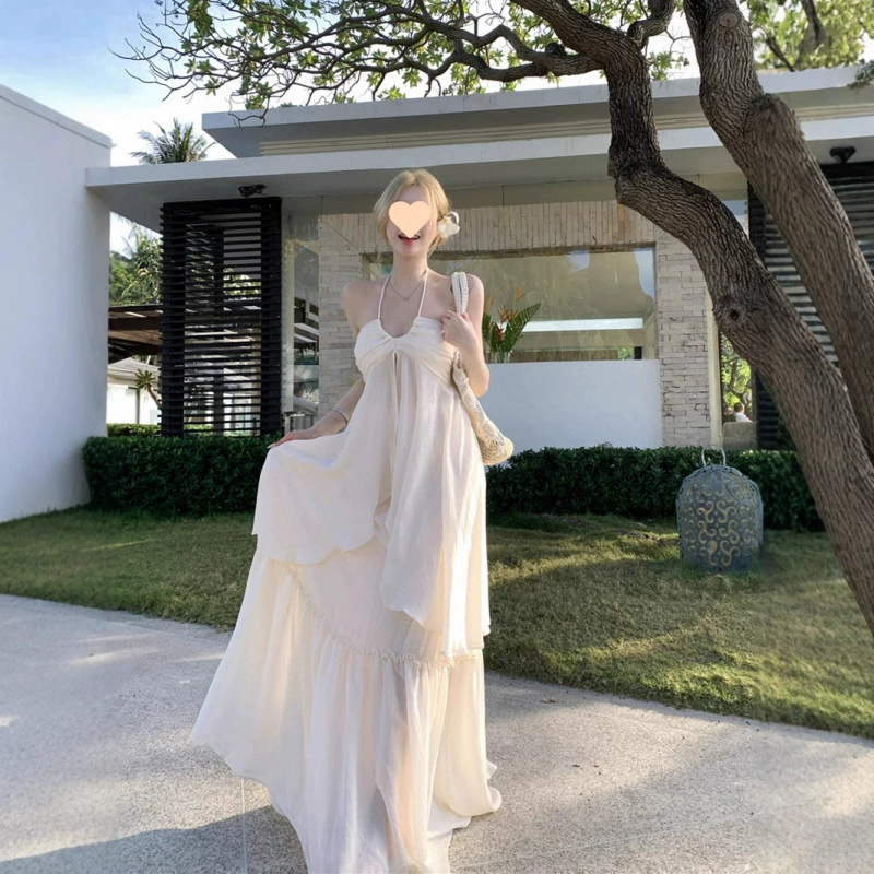 Летний костюм в стиле морского курорта: белый, модный, красивый топ-халтер с открытой спиной и юбка с высокой талией, комплект из двух предметов.