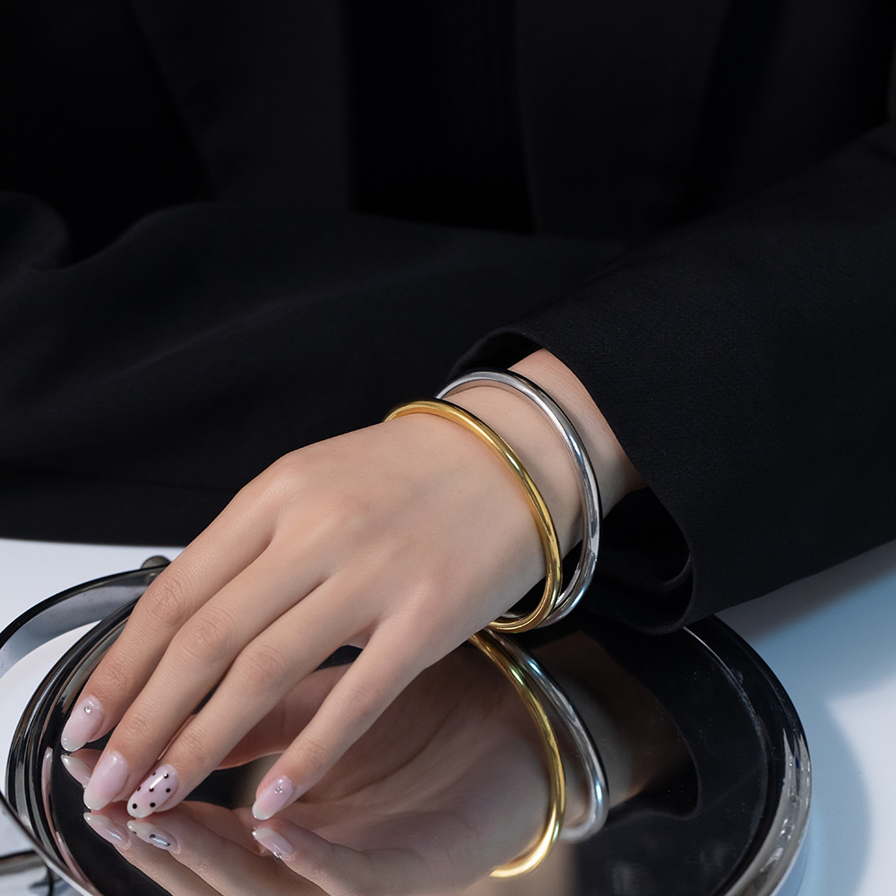 Pulsera de acero de titanio macizo de estilo nacional, anillo liso simple, no se desvanece, joyería para mujeres, venta al por mayor.