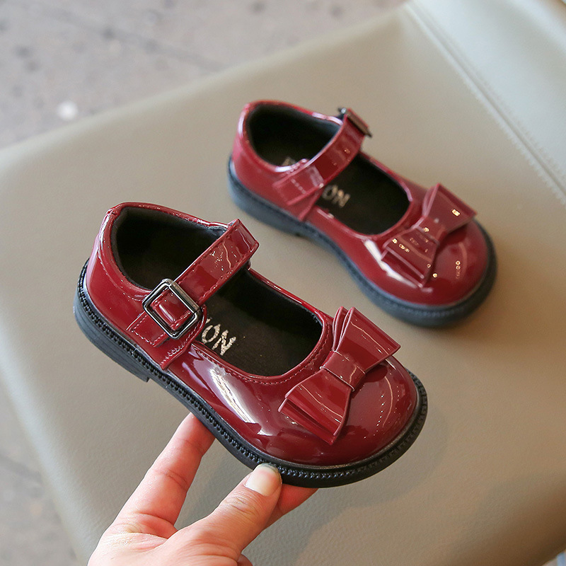 Chaussures de princesse en cuir brillant avec nœud Sho pour enfants, nouveau Style coréen, chaussures de Performance à semelle souple à la mode pour petites filles, printemps et automne 2024_voghion.com