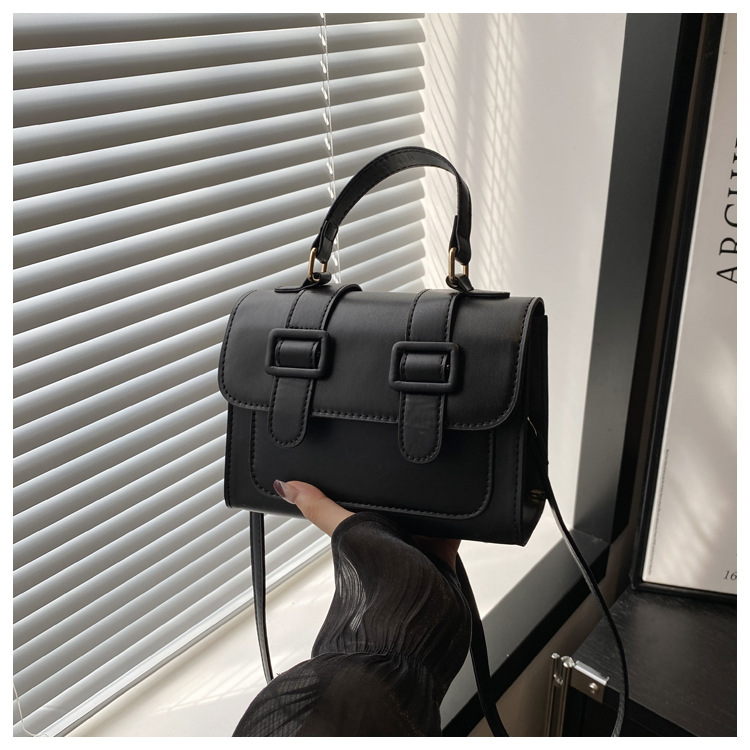 A new 2024 trendy and retro single-shoulder crossbody small square bag for girls, a niche British-style handbag undefined