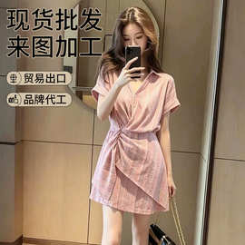 法式条纹短袖连衣裙女装2026夏新款设计感褶皱不规则收腰显瘦裙子
