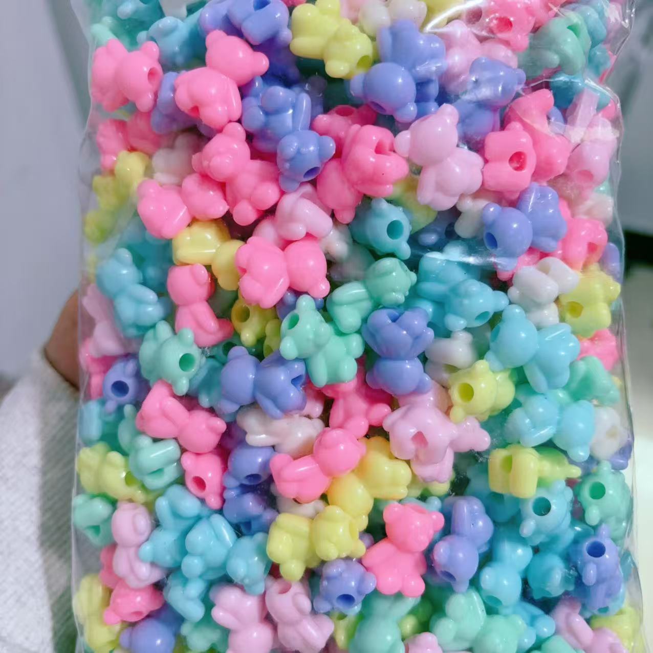 2025 Nuevas cuentas de cabello baratas en bolsa nuevas cuentas de plástico de color primavera diy gran agujero image 3