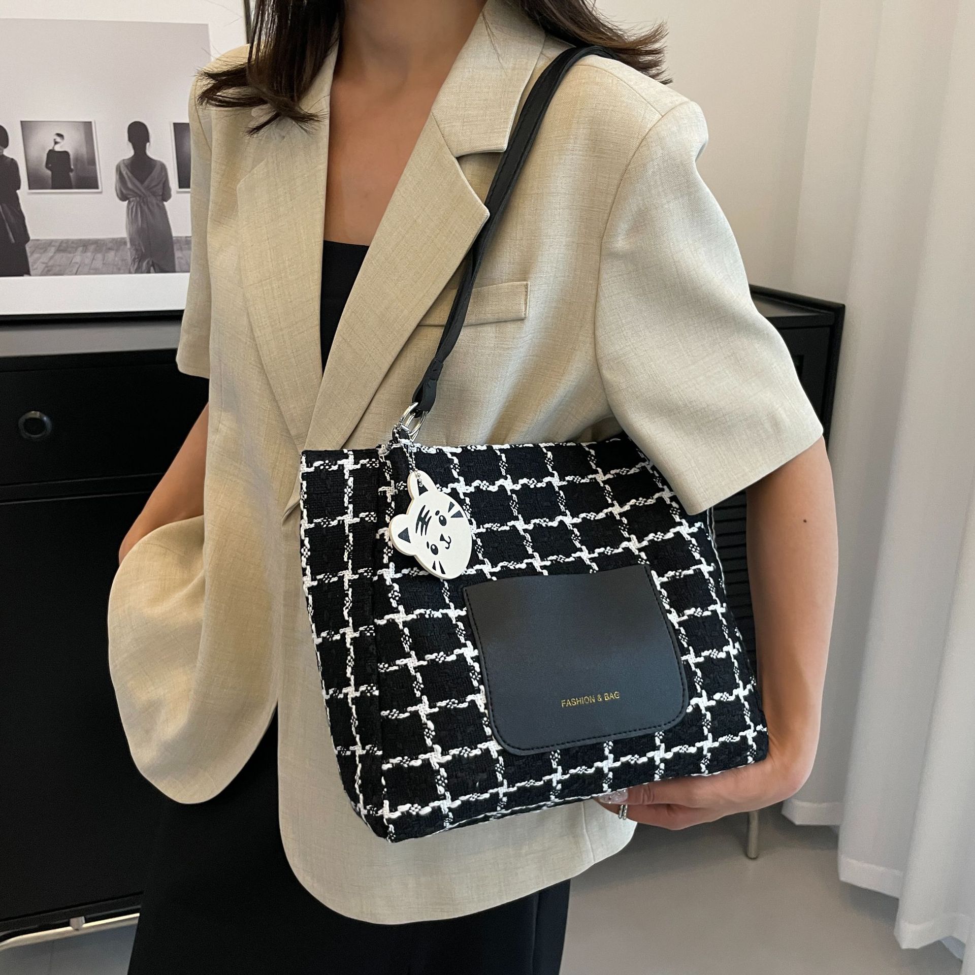 Diseño de nicho bolsos de punto para mujeres 2024 nuevos bolsos de moda de moda bolsos de hombro retro bolsos especiales de cercanías a cuadros