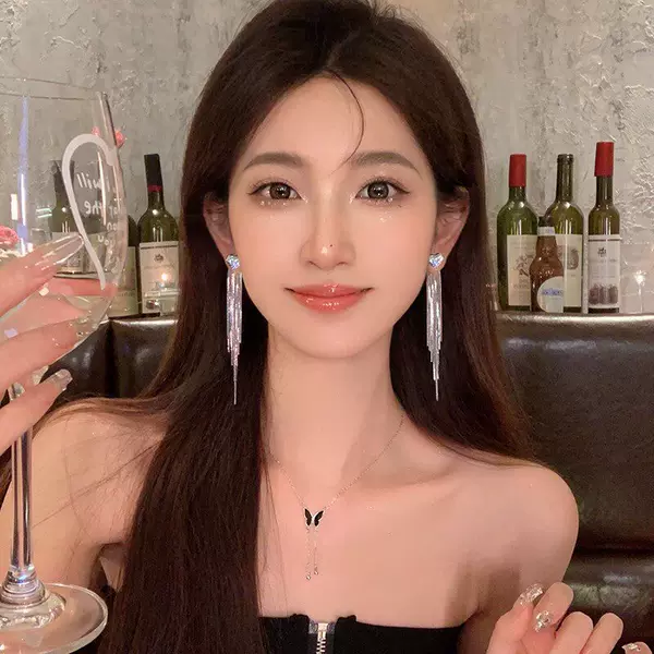 Tassel Earrings, a Versatile Style That Can Be Worn as Both Studs and Ear Hooks, Featuring a Simple and Elegant Design for Women, with a Unique and Fashionable Aesthetic