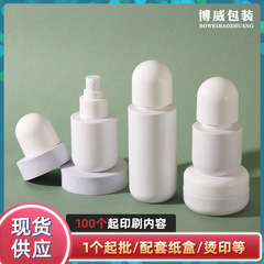 新しい高級スキンケアセットの白い瓶に乳液の精華液クリームクリームを入れてガラス瓶に分けます。