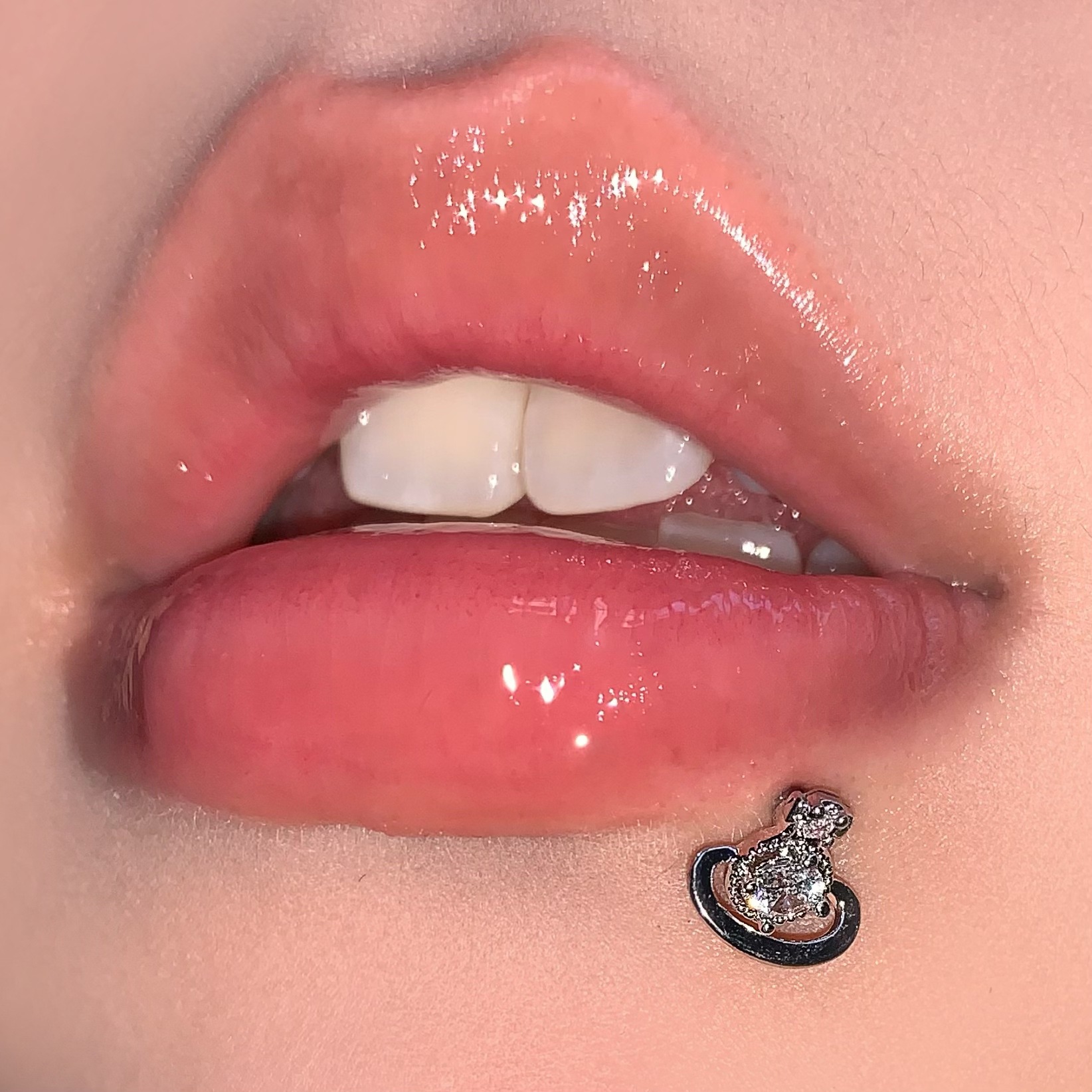 Silver pointed spike labret stud material detail