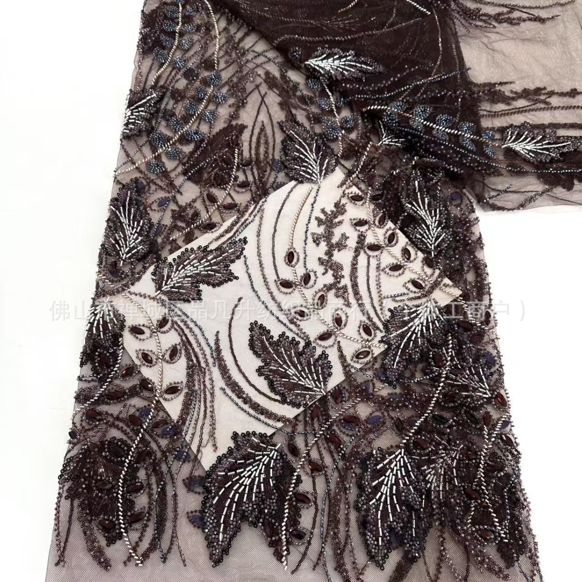 Tejido de encaje bordado de perlas de perlas de perlas de contraposición pesada vestido de boda de moda de la princesa famosa cena de tela