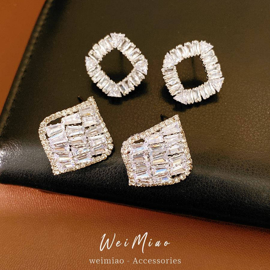 Agujas de plata de diamante de diamante hueco cuadrado pernos de orejas temperamento exquisito nicho aretes de lujo ligero aretes de alta sensación