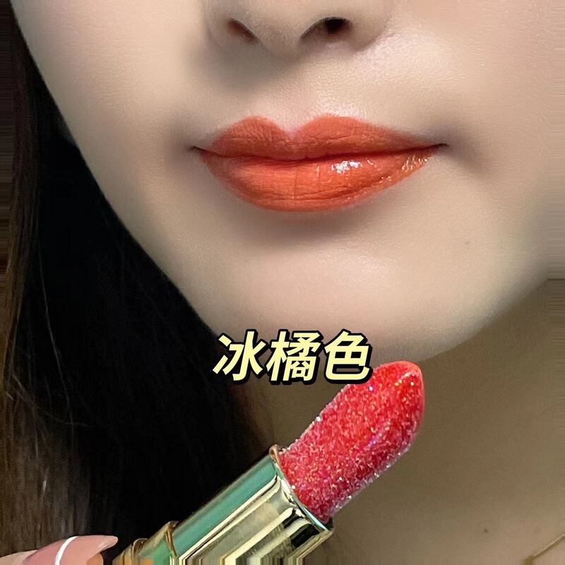 ネットの赤い玉の光り輝く口紅の火竜の果実の色はコップをつけないで色を落とさないで潤いがあります。|undefined