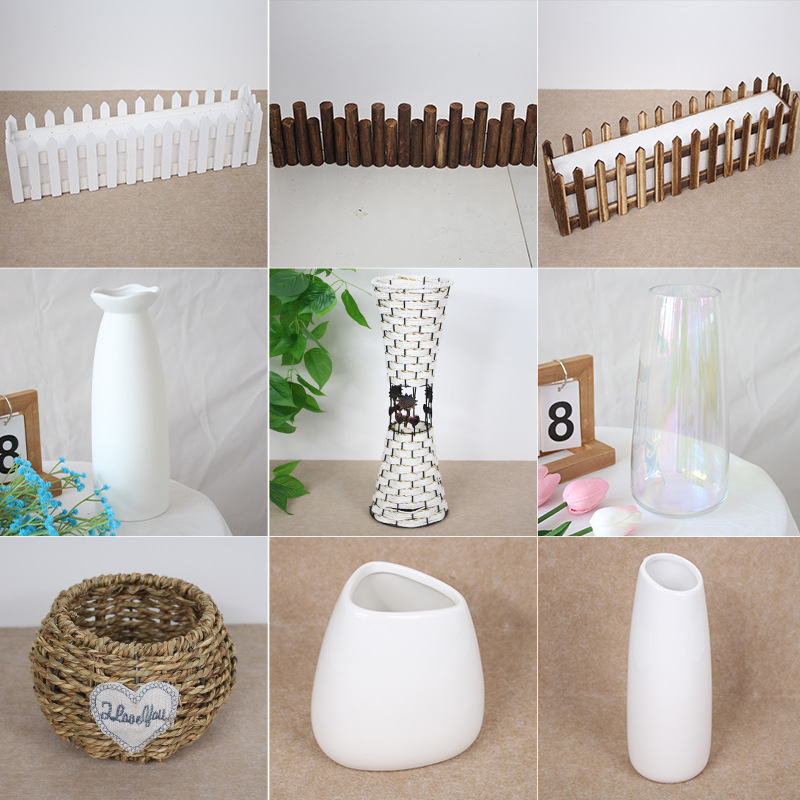 Vasos de cerámica, vasos de vidrio, cestas de flores tejidas a mano, ramas de madera, ramo de flores, arreglos de flores, adornos de flores.